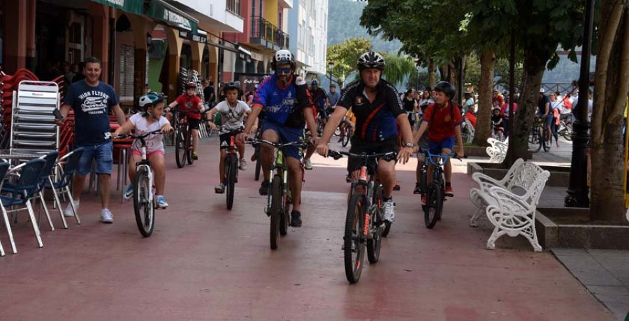 Más de 300 ciclistas recorren las calles de Cedeira en el Día de la Bicicleta