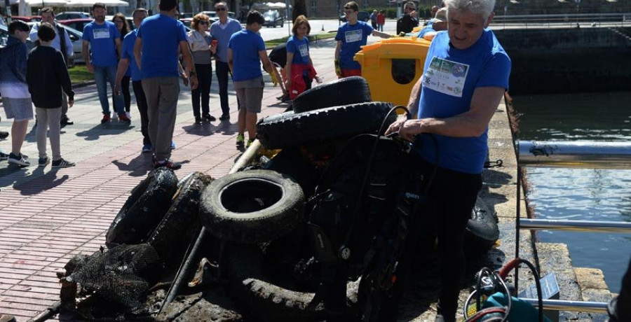 Retiran más de 1.300 kilos de basura del fondo de la ría en una zona del muelle de Curuxeiras