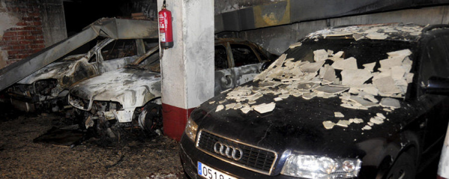 Dos vehículos se incendian de madrugada en el garaje de un edificio en la calle Españoleto