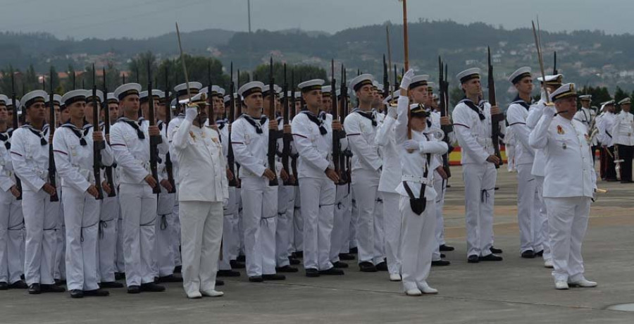Un total de 392 marineros y 97 civiles juraron bandera