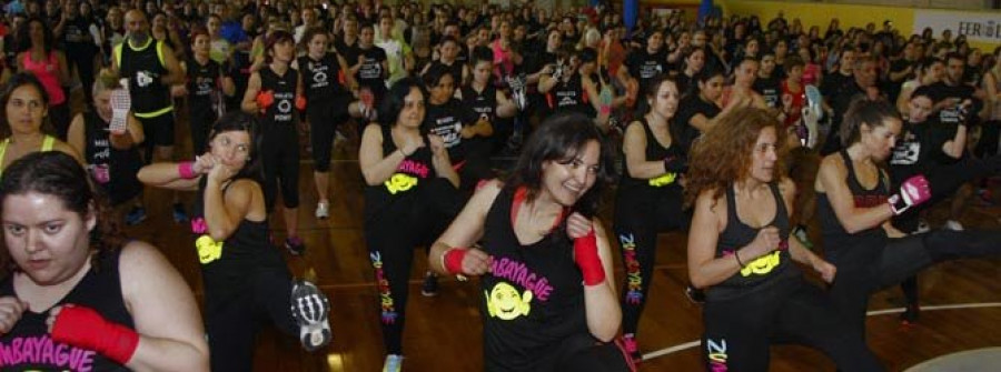 Cerca de 700 personas participaron ayer en Esteiro en la masterclass solidaria de zumba y body combat