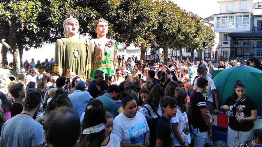 El buen tiempo abarrota Pontedeume en el segundo día de las fiestas de As Peras