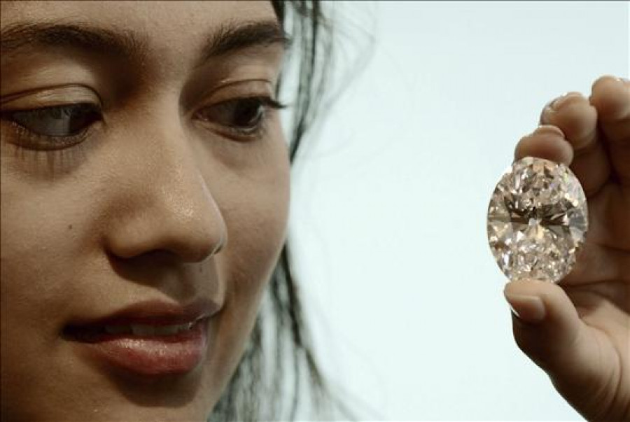 Sothebys' pone a la venta el mayor diamante blanco subastado nunca