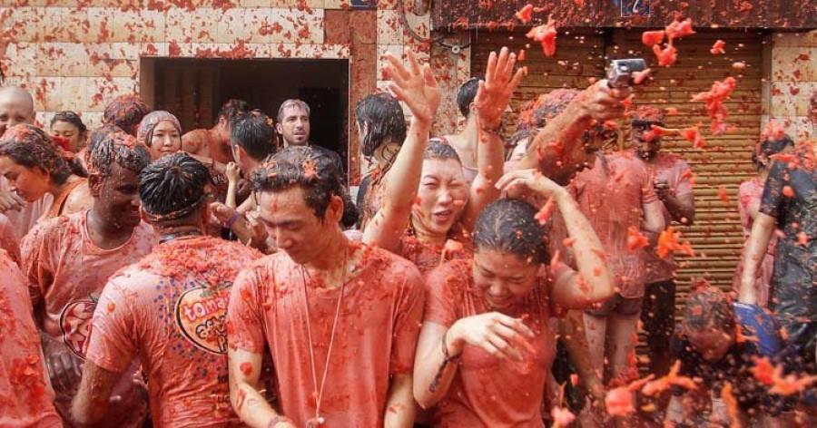 La Tomatina cumple su rito anual y tiñe de rojo Buñol