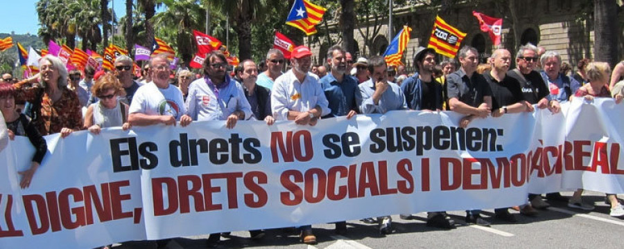 Miles de catalanes protestan contra la suspensión de leyes del Constitucional
