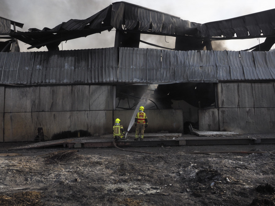 La empresa que sufrió un incendio que calcinó su nave en Narón espera reanudar su actividad "en el menor tiempo posible"