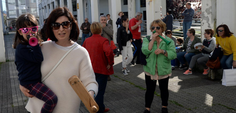 Concentración a ritmo de bocina y cacerolas contra el cambio de nombre de una calle en Fene