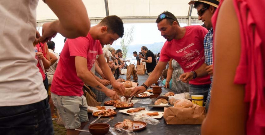 Milleiros de persoas volveron gozar un ano máis do saboroso polbo á mugardesa