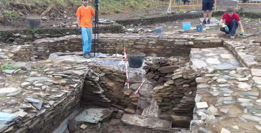 Hallan un doble muro en la cámara de la sauna de la Pedra Formosa de Cedeira