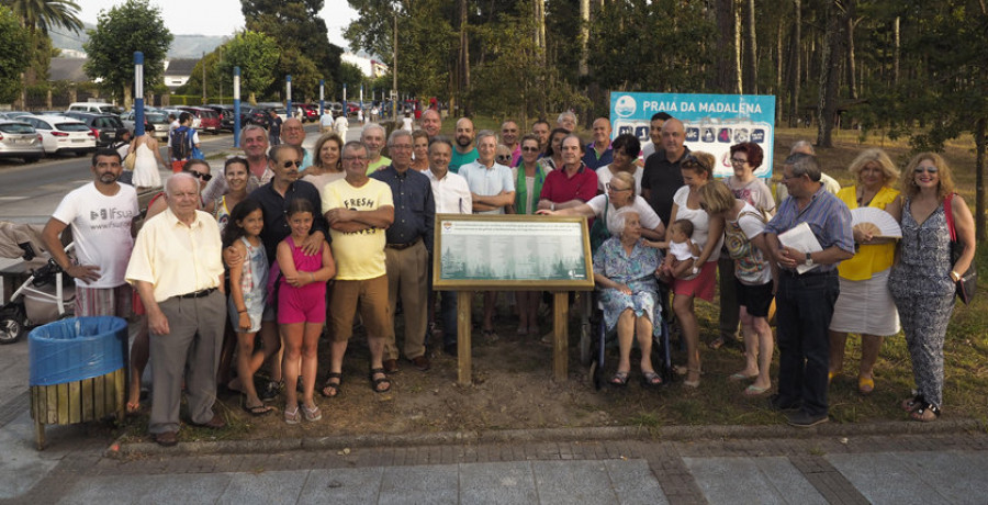 Cabanas reconoce con una placa a los mecenas del pinar de la Madalena