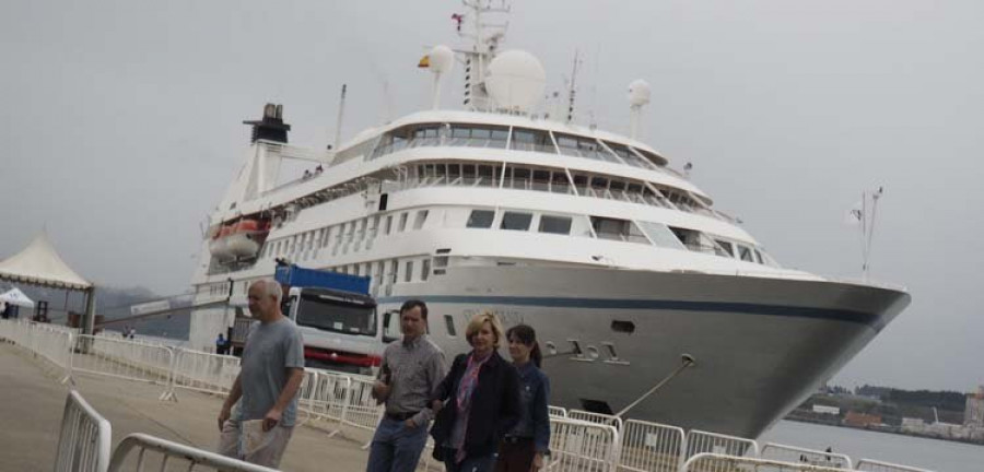 El crucero de lujo “Star Legend” hace escala en Ferrol con unas 350 personas