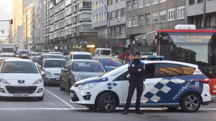 La falta de efectivos obliga a restringir las patrullas a pie del 092 al centro