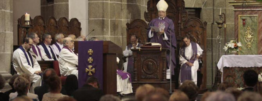 El obispo y 23 sacerdotes oficiaron un funeral por las víctimas del tren