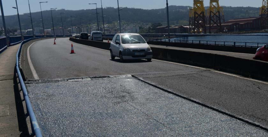 Comienza la reparación del asfalto del puente de As Pías que había causado varias incidencias