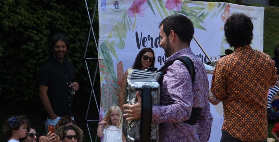 Golfiños y Fetén Fetén animan la mañana del domingo en el parque de la calle 25 de Xullo