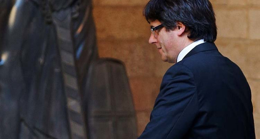 Puigdemont no convoca elecciones y 
abre la puerta a declarar la independencia