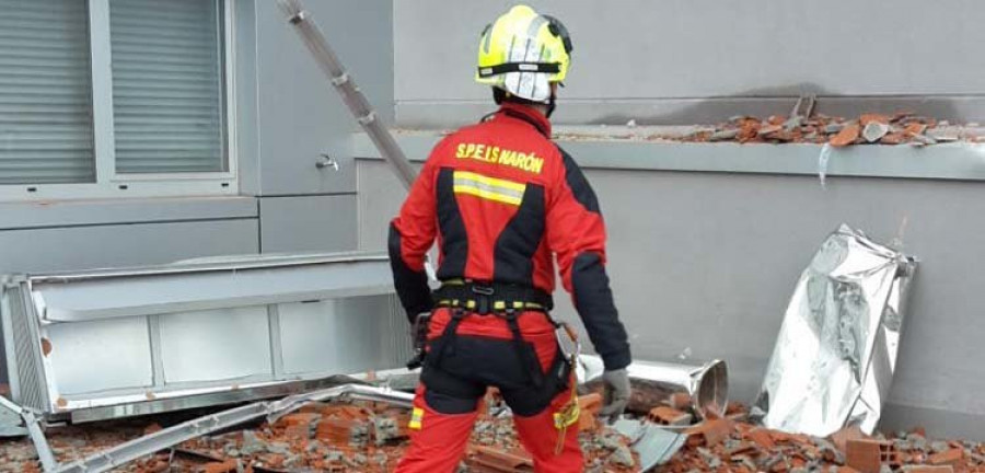 Caen varias planchas de Las Torres y dañan la fachada de un edificio