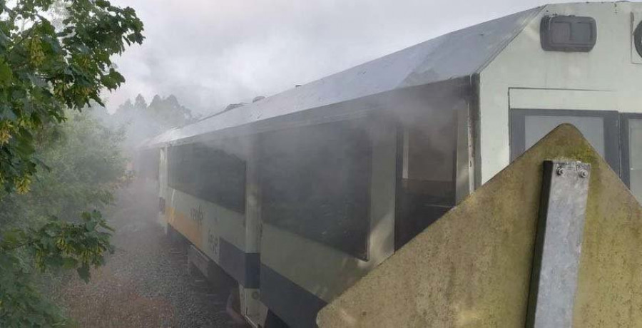 Un vagón del tren Ferrol-Oviedo se incendia en Moeche sin causar daños personales