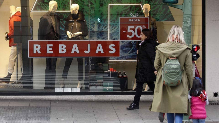 La falta de ventas en la campaña navideña empuja a grandes cadenas a adelantar las rebajas dos semanas