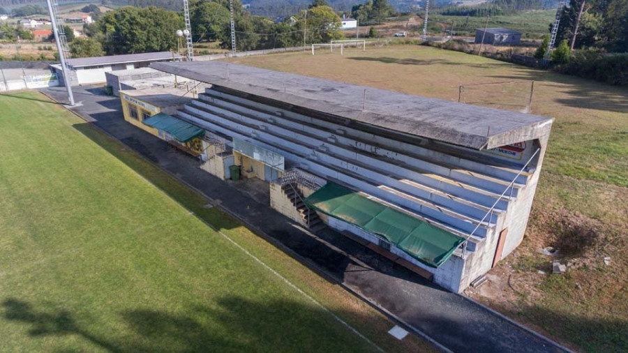 Moeche invertirá 116.000 euros en renovar las gradas del campo de fútbol