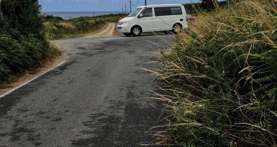 El Concello contratará a una empresa de urgencia para las rozas de viales en la zona rural