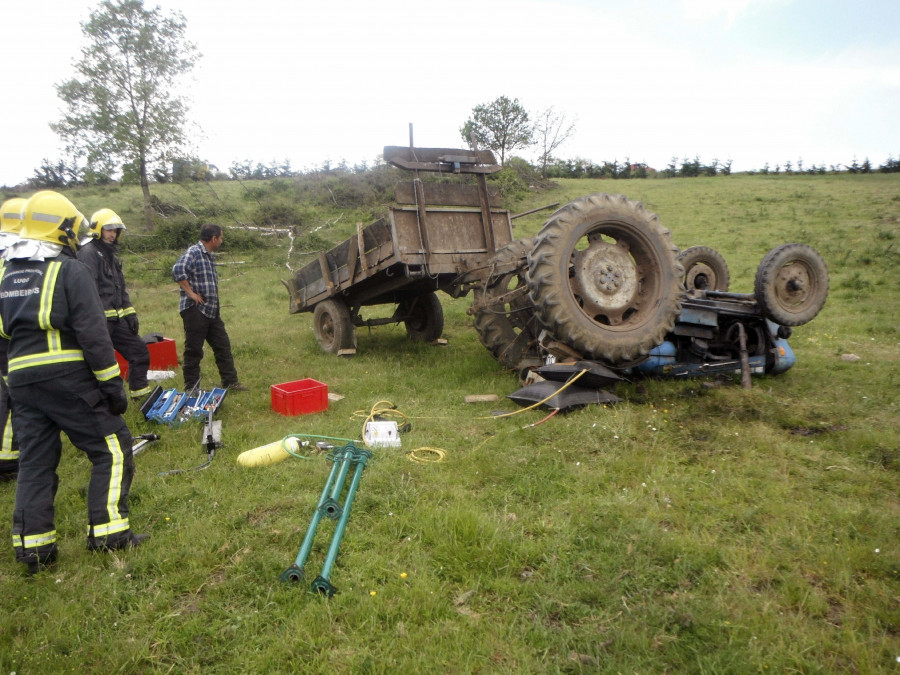 Una persona muere atrapada debajo de un tractor en Castroverde