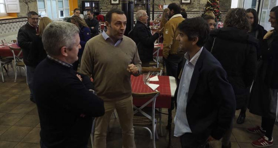 La corporación municipal 
y el actor Javier Gutiérrez visitan la Cocina Económica