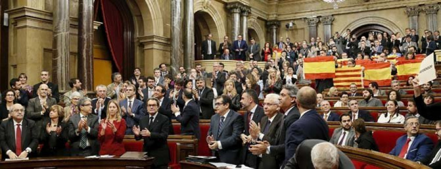 El Parlament aprueba separarse de España y constituir una república