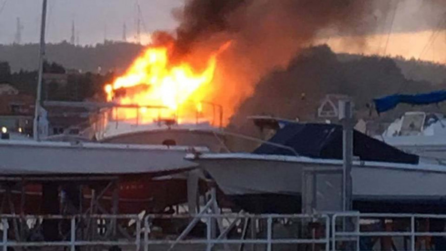 Bomberos de Ferrol y el GES de Mugardos sofocan un intenso incendio en el puerto de Ares