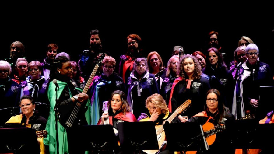 El Jofre agota sus butacas para la puesta en escena de la rondalla femenina “Só elas”