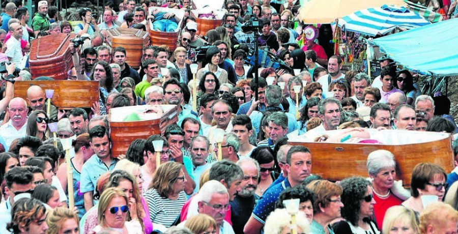 La procesión de ataúdes en Santa Marta de Ribarteme