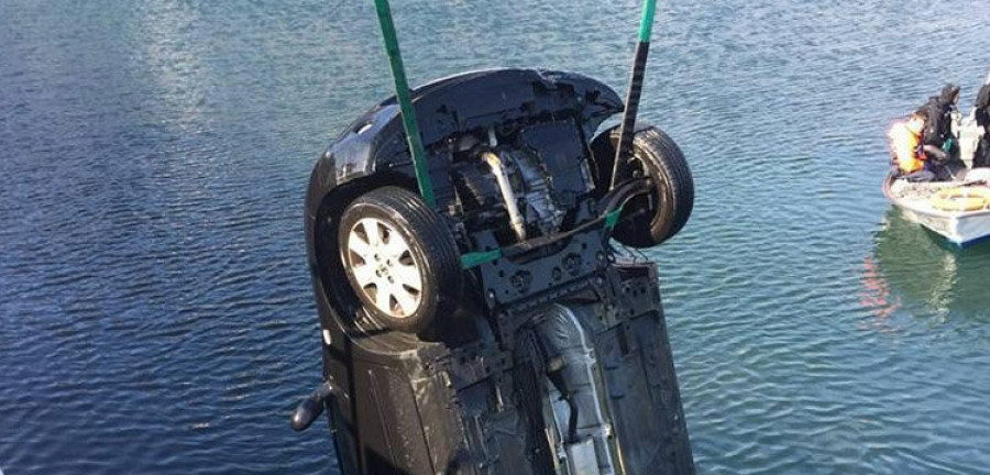 Una persona muere y otra resulta herida al caerse con su coche al mar en Muros