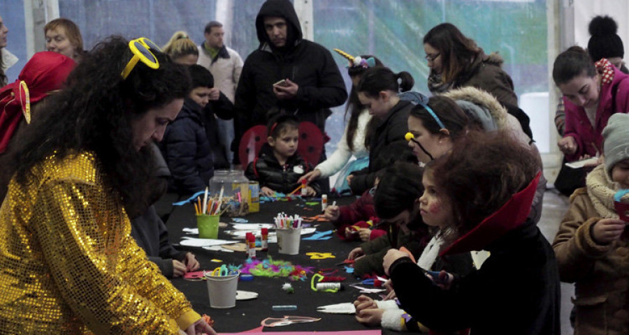 Talleres y juegos animaron en Amboage la fiesta de Entroido dirigida a los más pequeños