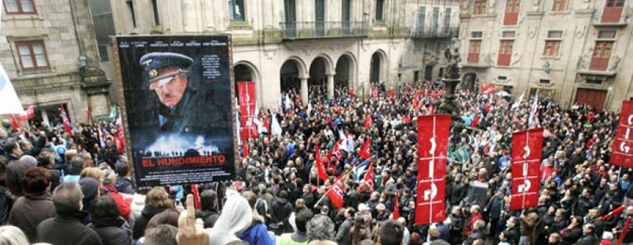 Miles de personas rechazan bajo la lluvia en Santiago los despidos en NGB