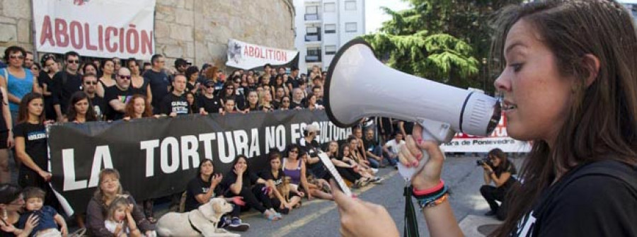 Los activistas rodean la plaza toros de Pontevedra para pedir la abolición de la tauromaquia