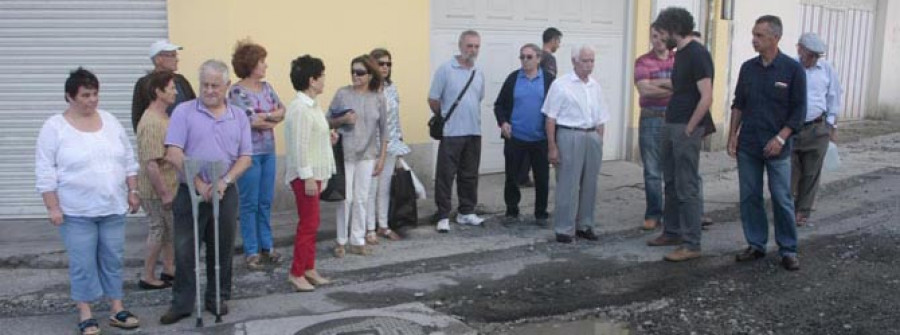 Los vecinos de San Xoán demandan el arreglo de viales intransitables