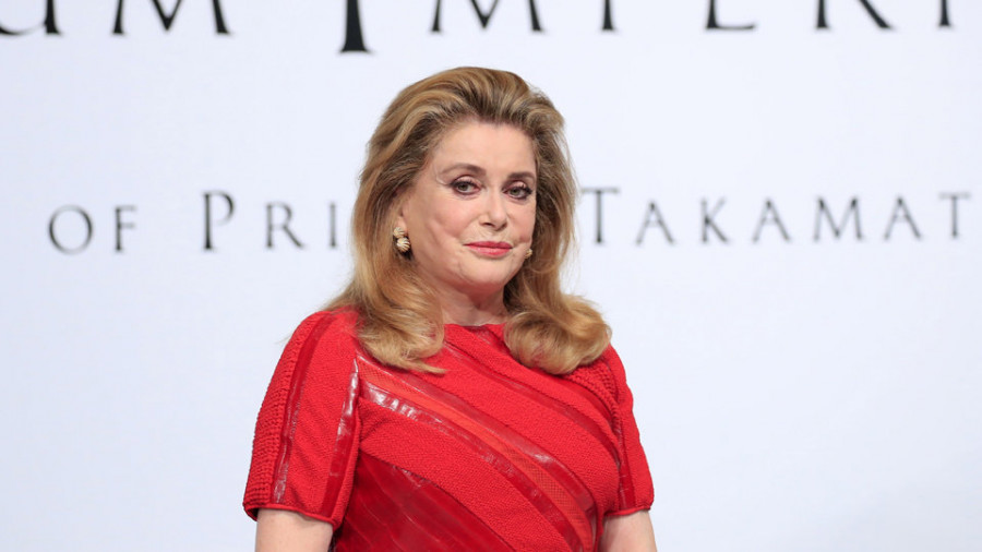 Catherine Deneuve vende sus colecciones de Yves Saint Laurent