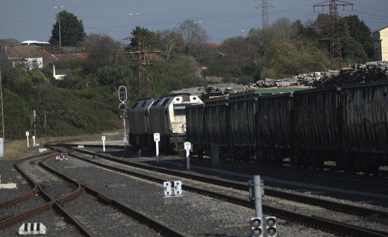 Los pasajeros del tren Ferrol-Oviedo, trasladados por un desprendimiento de tierras
