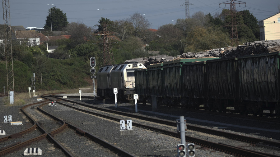 Los pasajeros del tren Ferrol-Oviedo, trasladados por un desprendimiento de tierras