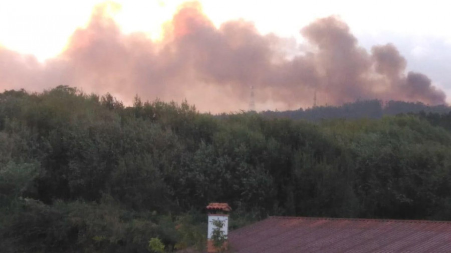 Un espectacular incendio arrasa varias hectáreas de terreno en Montefaro