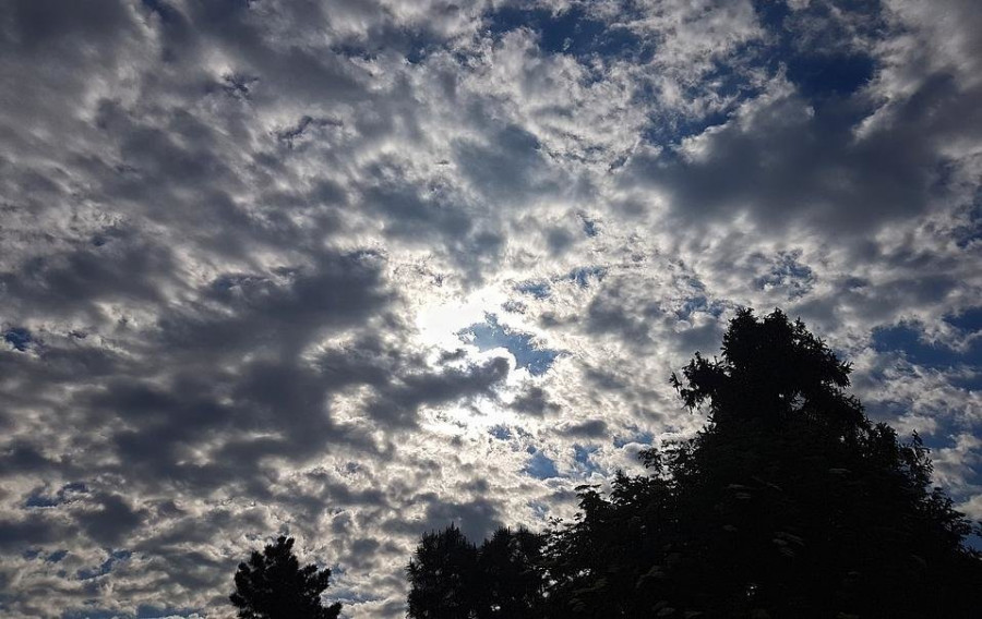 Nubes y claros por el día y precipitaciones por la noche este domingo en Galicia