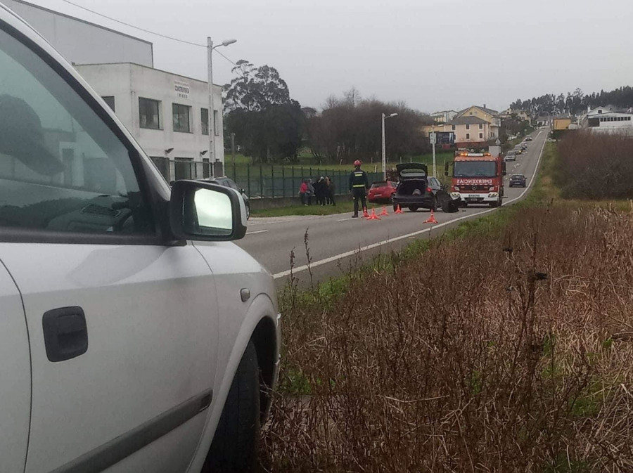 Una aparatosa colisión entre dos vehículos en Ortigueira se salda con daños materiales