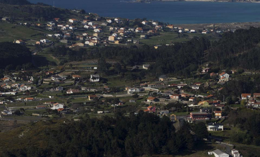 Un conductor resulta herido leve tras sufrir una colisión contra un vehículo pesado