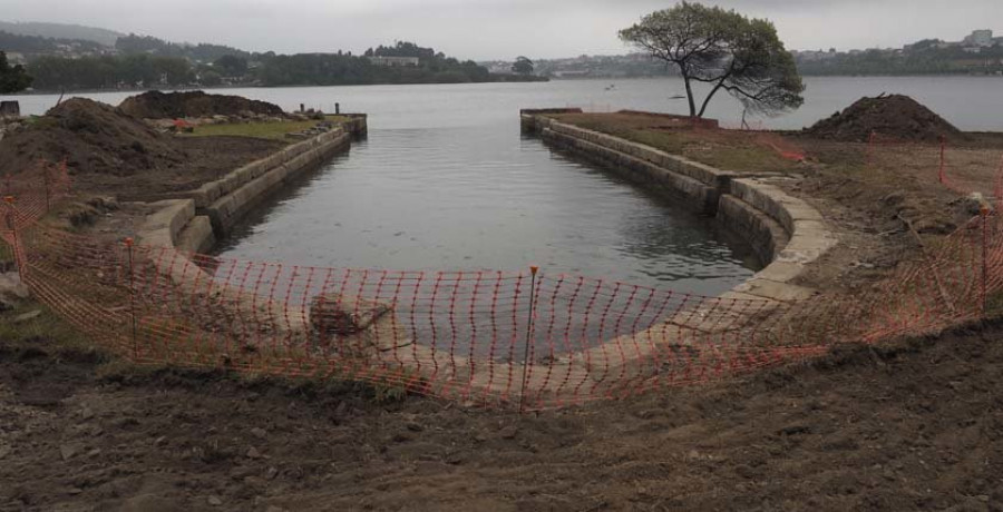 La restauración del dique de mareas de 
A Cabana comienza con la limpieza de las piedras de sillería