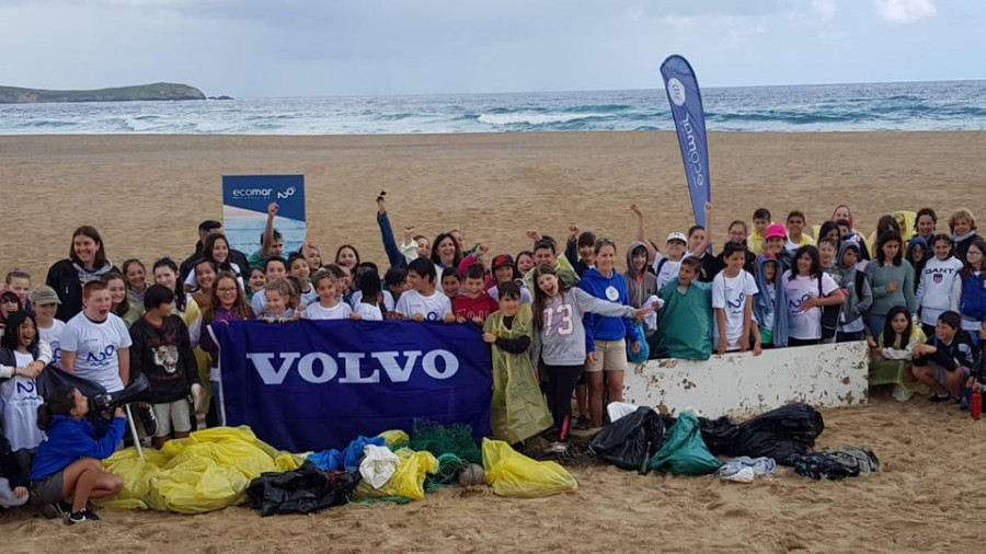 Unos 90 escolares del CPI Atios limpiaron la playa de A Frouxeira