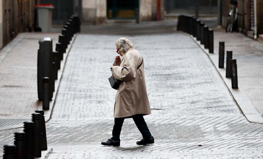 España plantea dejar salir a niños y confinar a los ancianos hasta verano