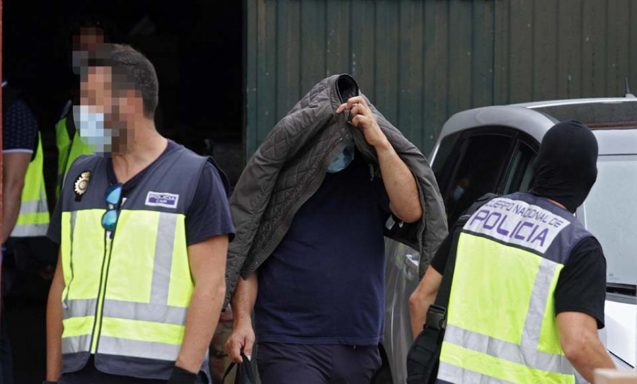 La captura de un velero con cocaína en alta mar deriva en una redada en Arousa