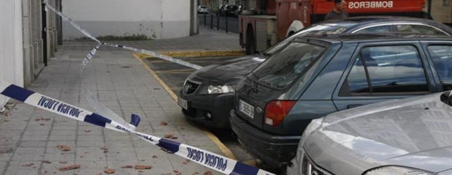 Los fuertes vientos derribaron árboles y cascotes causando daños a varios coches