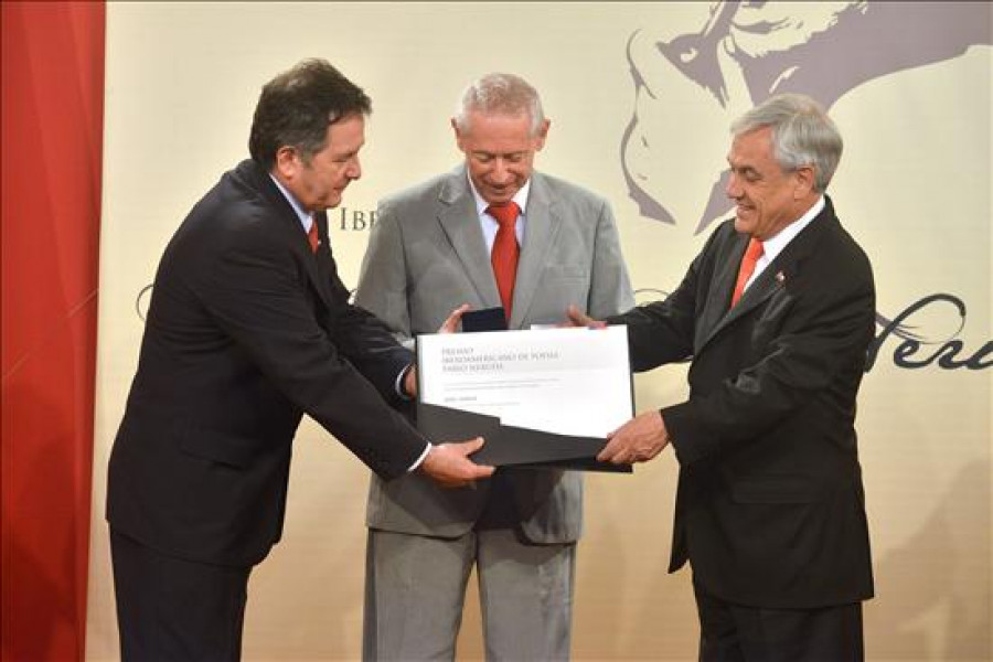 El poeta José Kózer recibe el Premio Iberoamericano de Poesía Pablo Neruda