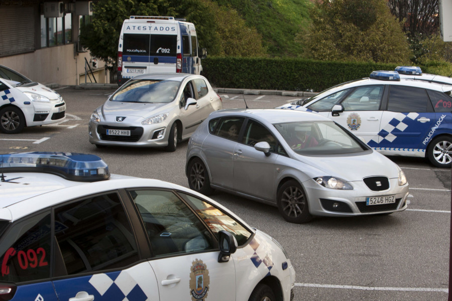 Amenaza a su padre con una pistola en Vigo y le rompe el móvil con un extintor